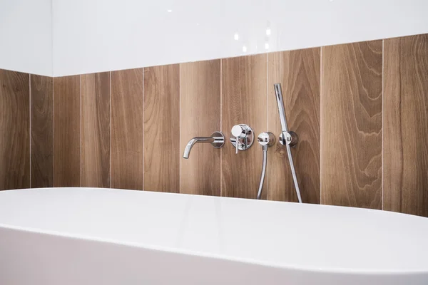 Bathtub dan panel kayu — Stok Foto