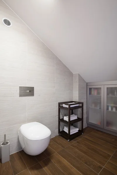 Casa de banho com parede inclinada — Fotografia de Stock
