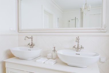 Retro banyo tasarlanmış lavabolar
