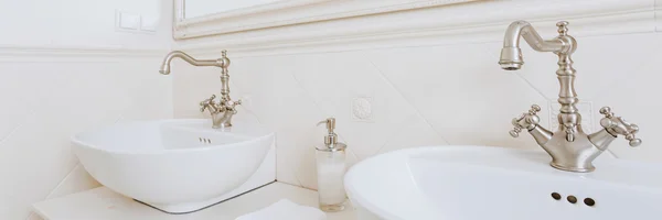 Vintage tarzı musluk ile lavabo — Stok fotoğraf