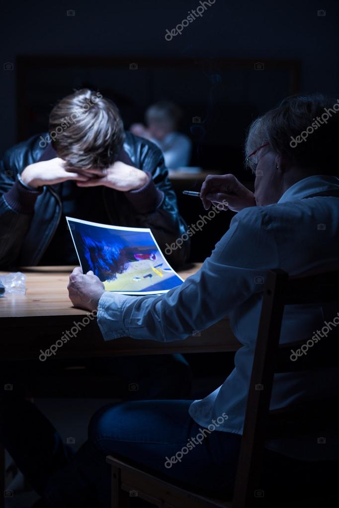 Часы допроса. Комната допроса в полиции. Психологические основы допроса несовершеннолетних. Процессуальные правила производства допроса. Допрос следователя.