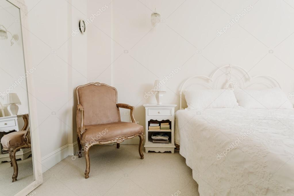 Elegantes Schlafzimmer im Vintage-Stil — Stockfoto © photographee.eu ... Elegantes Schlafzimmer im Vintage-Stil — Stockfoto © photographee.eu ...
