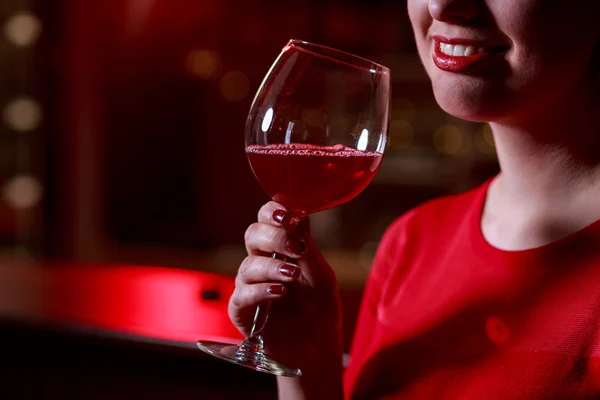Úsměv a červené víno — Stock fotografie