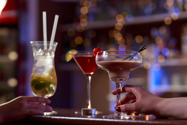 Cocktails on the bar counter — Stock Photo, Image