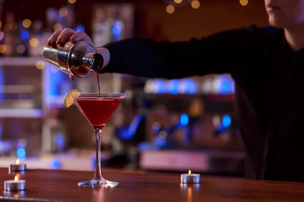 Kokteyl shaker ve bir barmen — Stok fotoğraf