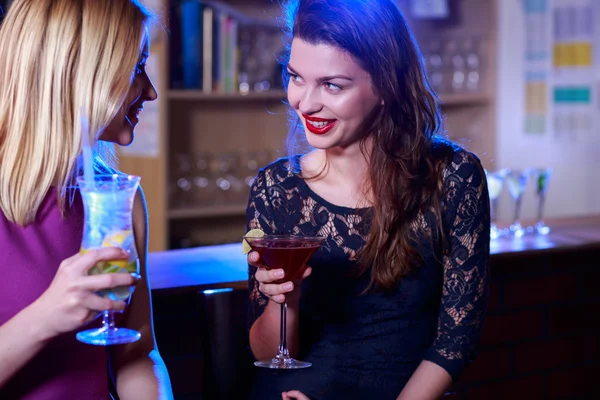 Junge Mädchen reden und trinken Cocktail — Stockfoto