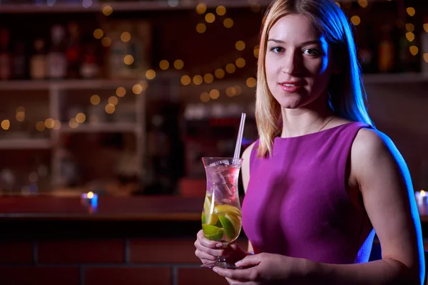 Una sola mujer en el bar — Foto de Stock