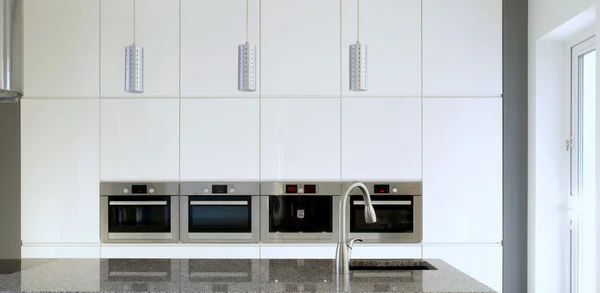 Witte moderne keuken — Stockfoto