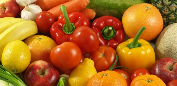 Frutas e produtos hortícolas como fundo — Fotografia de Stock
