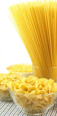 pişmemiş makarna kase