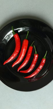 Cayenne peppers siyah plaka üzerinde