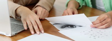 çalışanların fotoğraflara bakarken