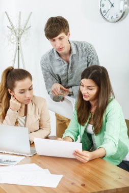 insanlar yeni fikirler hakkında konuşuyor