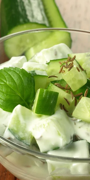 Salada de pepino em tigela — Fotografia de Stock