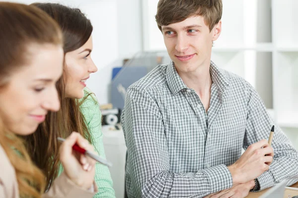 Positiv stämning i arbete — Stockfoto