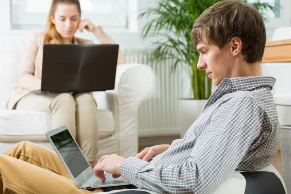 Menschen, die an den Laptops arbeiten — Stockfoto