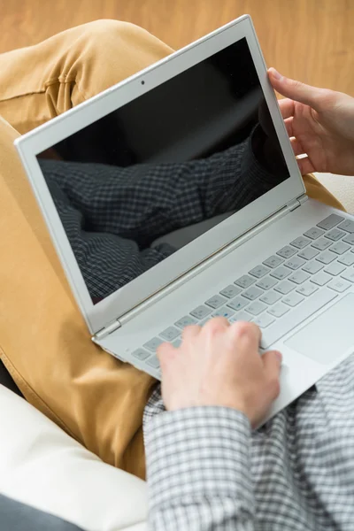 Werknemer is te typen op de laptop — Stockfoto