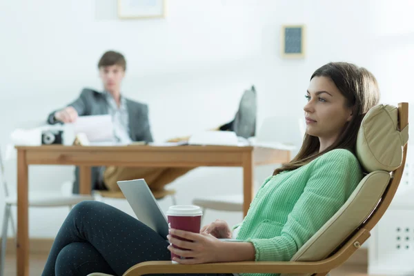 Jeune femme réfléchie dans le bureau — Photo