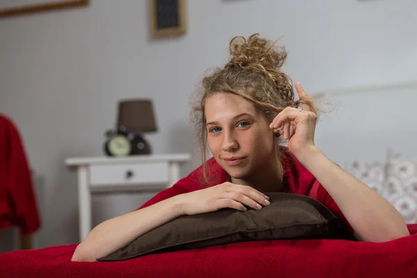 ベッドの上の若い女性 — ストック写真