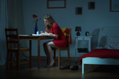 genç kadın gece okuma