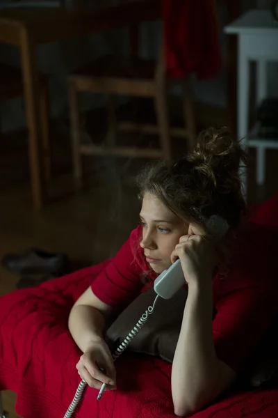 Mujer está llamando y fumando — Foto de Stock