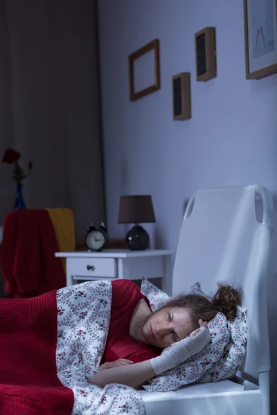 Молодая женщина, лежащая в постели — стоковое фото