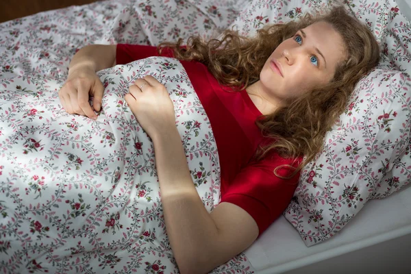 Junge Frau liegt im Bett — Stockfoto