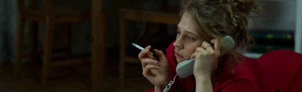 Женщина зовет и курит
