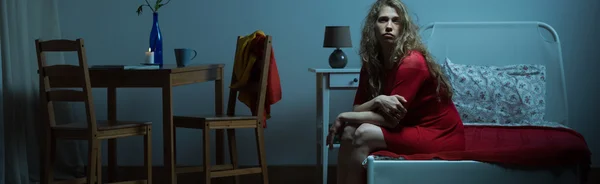 Молода дівчина сидить на ліжку — стокове фото