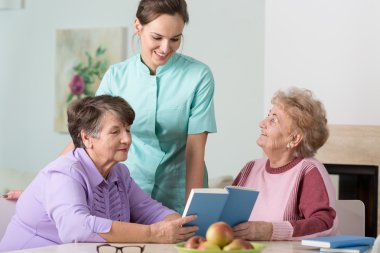 kadın ve genç hemşire