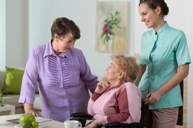 yaşlı kadın ve genç güzel hemşire