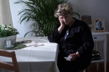 dul ölüm hakkında endişeleniyor