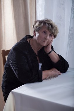 düşünceli üzgün yaşlı dul