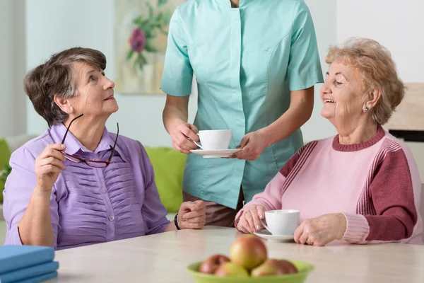 Verpleegkundige dienen de thee naar afdelingen — Stockfoto