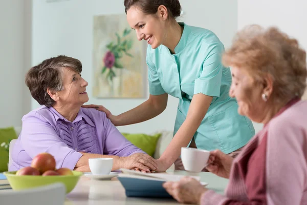 Mujeres mayores y enfermera — Foto de Stock