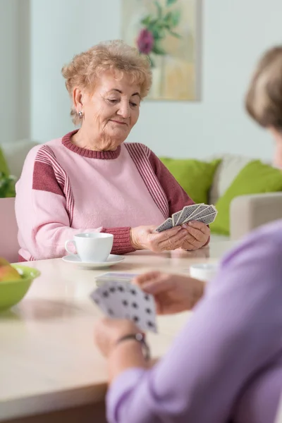 Μεσήλικες γυναίκες παίζουν χαρτιά — Φωτογραφία Αρχείου