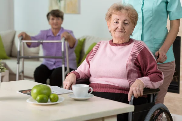 Oude vrouw op rolstoel — Stockfoto