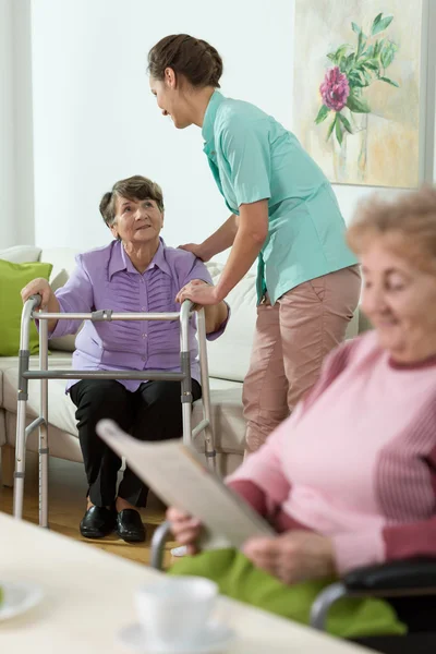 Infirmière aidant le patient âgé — Photo