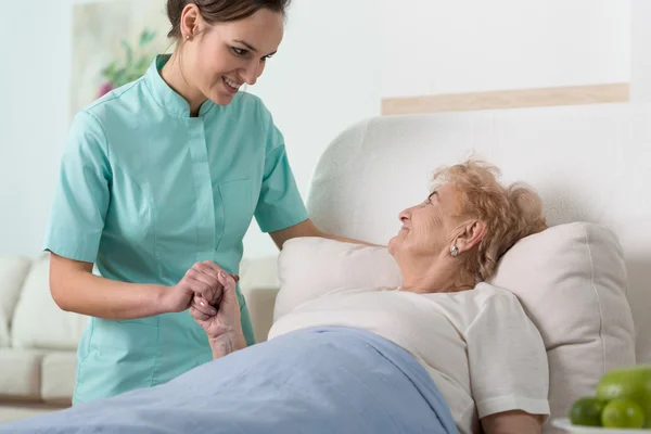 Vrouw in ziekenhuis bed — Stockfoto