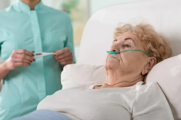 Zieke vrouw in het ziekenhuis — Stockfoto