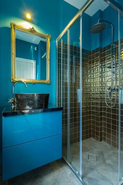 Голубая модная ванная комната — стоковое фото