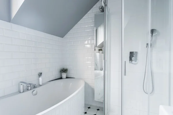 Exclusivo banheiro branco — Fotografia de Stock