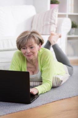 internet'te sörf kadın