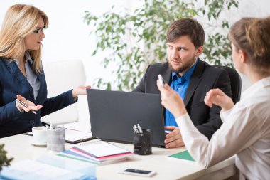 birlikte ofiste çalışan