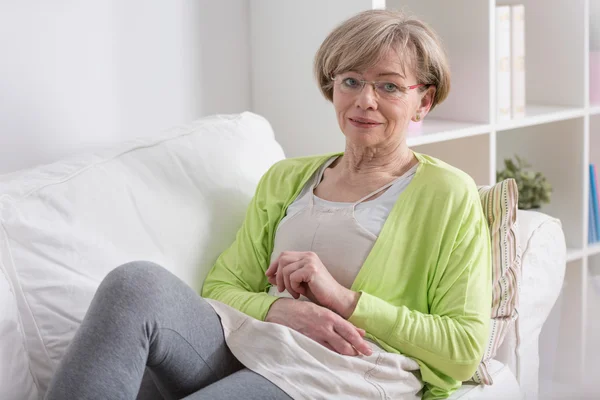 Frau ruht auf Couch — Stockfoto