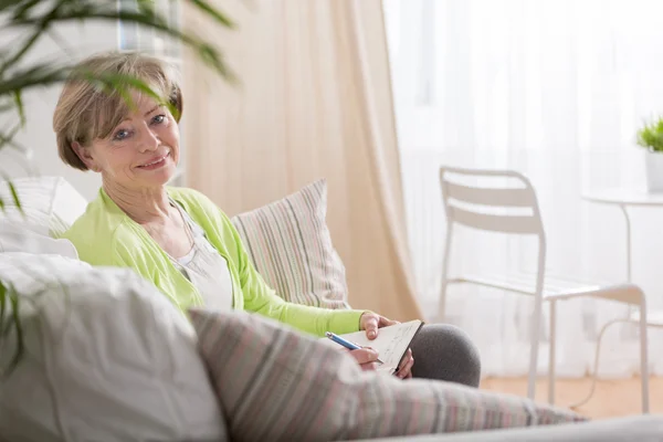 Mujer observando sus ideas — Foto de Stock