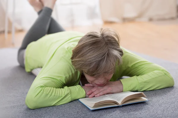 Vrouw ontspannen met boek — Stockfoto