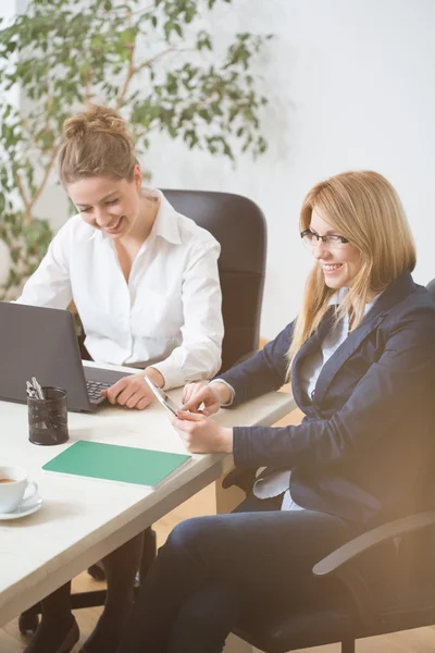 Glückliches Team bei der Arbeit — Stockfoto