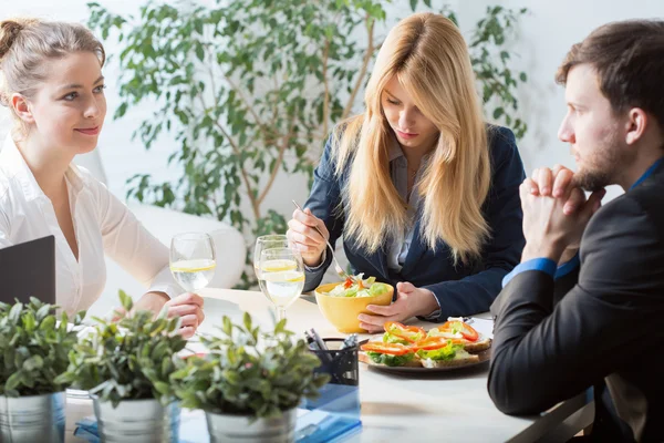 Almuerzo de negocios en la oficina —  Fotos de Stock