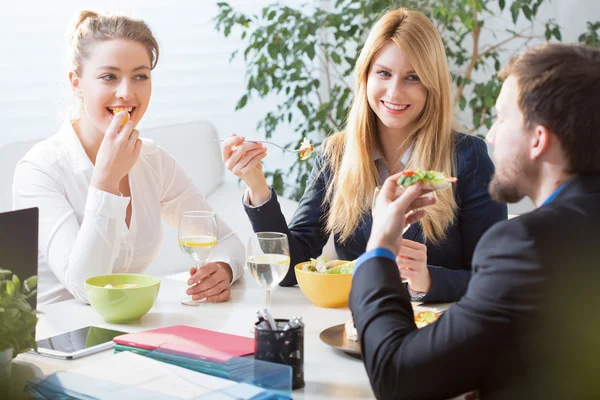 Team eating business lunch — Stock Photo, Image